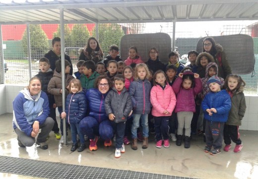 Os nenos e nenas das actividades de conciliación aprenden o beneficioso de adoptar cans, na súa visita á canceira de Ordes